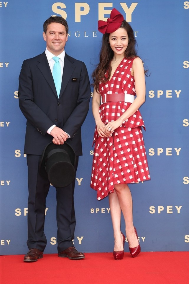 白小白的衣橱|侯佩岑扮嫩有一套,就算穿着妩媚的红裙,头上戴蝴蝶结却显嫩不少