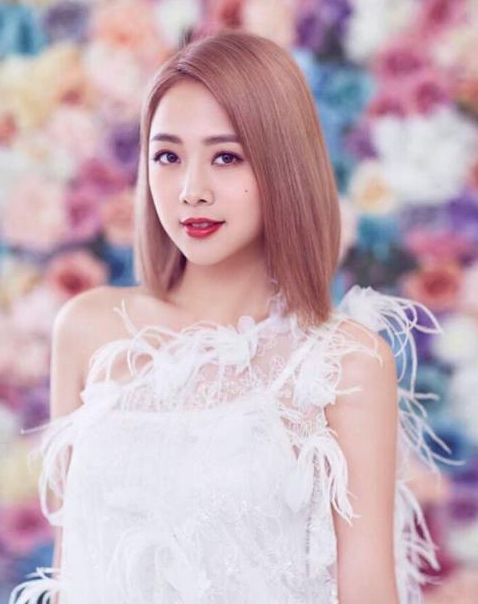 何炅|16岁出道被妈妈当取款机，后公司逼迫整容，如今何炅将她宠成公主