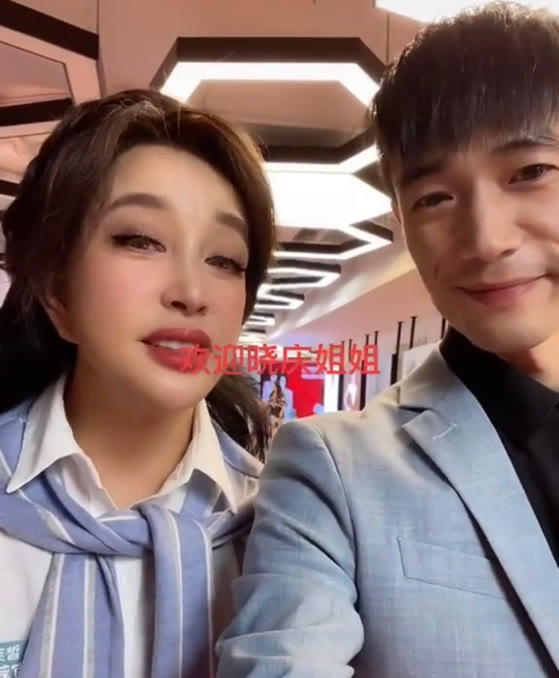 刘晓庆|68岁刘晓庆和鲜肉合影，大眼睛皮肤光滑紧致没皱纹：看她剧长大的