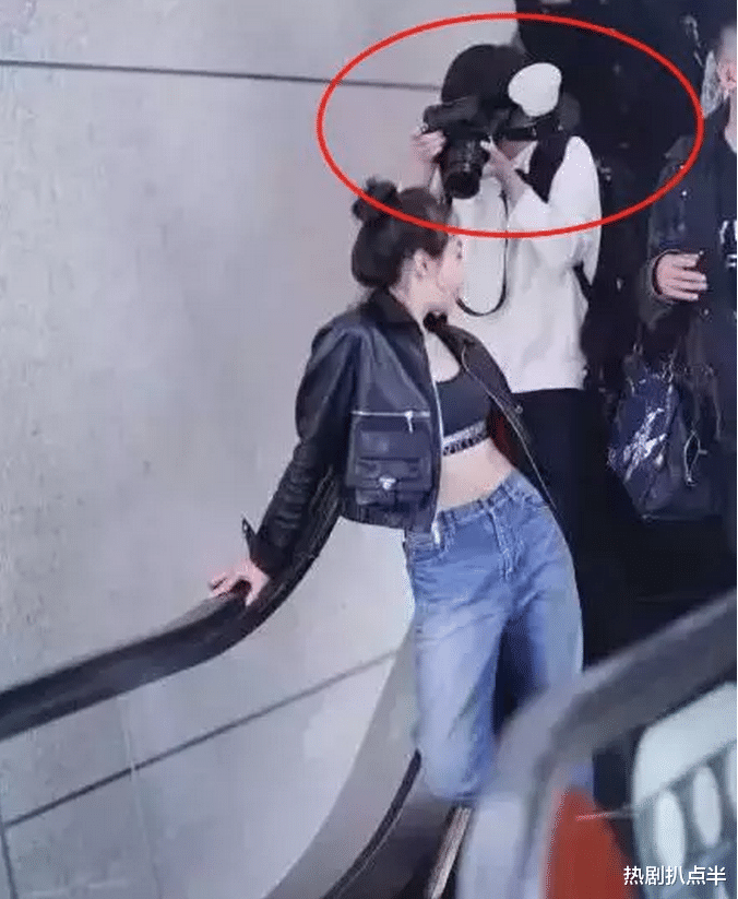 鞠婧祎|把机场当秀场？鞠婧祎零下破洞裤，有人露腿又露腰，太尴尬了！