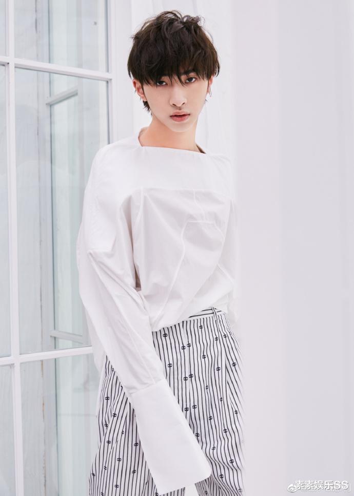 伊能静|伊能静儿子出道3个月，和外籍男士穿旗袍合影，风格大胆获称赞