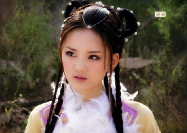 黄圣依|18岁靠老爸砸钱演女主，黄圣依给她作配，35岁老爸公司破产成柜姐