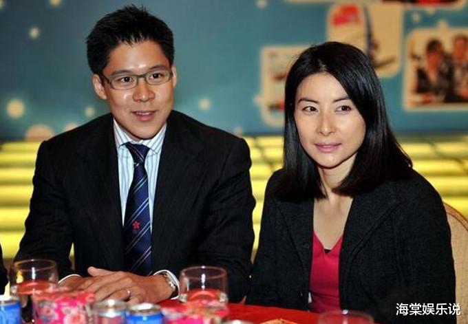 郭晶晶|郭晶晶12月24日出席时装秀，生3娃皮肤仍白皙紧致，名媛气质出众