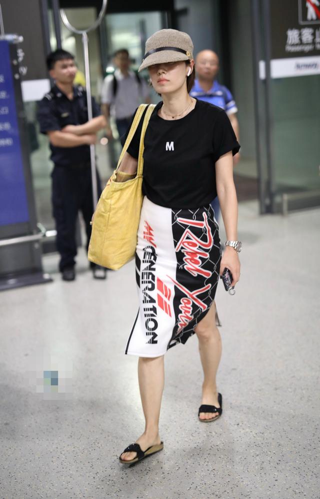 全球资讯 马伊琍真没星架子，穿绿花裤抢眼却接地气，过安检还自个扛行李箱