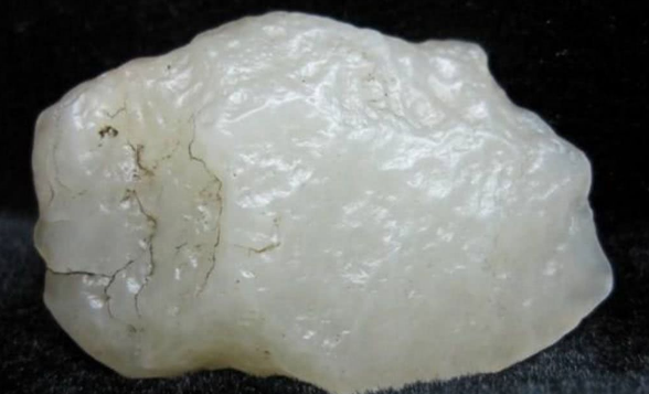 戈壁|和田玉戈壁料表面存在密集小坑，相比籽料，戈壁料盘玩也别有风味