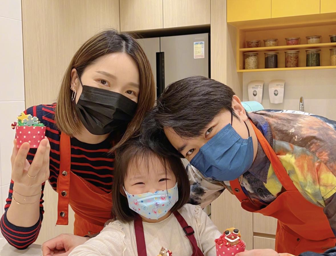 王祖蓝|李亚男晒一家美照，1岁小女儿已会走路，王祖蓝靠妻子怀中太甜蜜