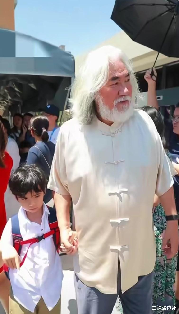 张纪中|70岁张纪中晒仨娃！混血大儿子豁牙好可爱，1岁女儿五官酷似爸爸