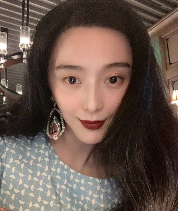 范冰冰|范冰冰逛艺术展被抓怕，网红滤镜太夸张，“巨星范”美貌不见了！