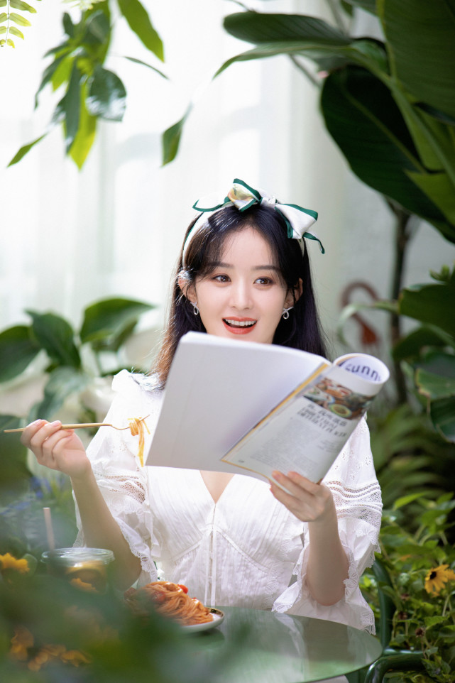 赵丽颖|赵丽颖首个新年照就惊艳全场!穿睡裙气质依旧开挂,笑起来超级甜