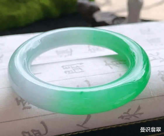 翡翠手镯|这四种女性并不适合佩戴翡翠手镯，看看你中招没有！