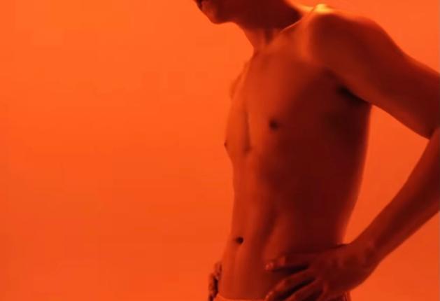 张艺兴|张艺兴内衣代言视频曝光，身材线条明显腋毛抢镜，网友直呼辣眼睛