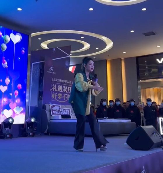 何洁|何洁贵阳参加商演，歌声动人身材有些圆润，“养3个孩子不容易”