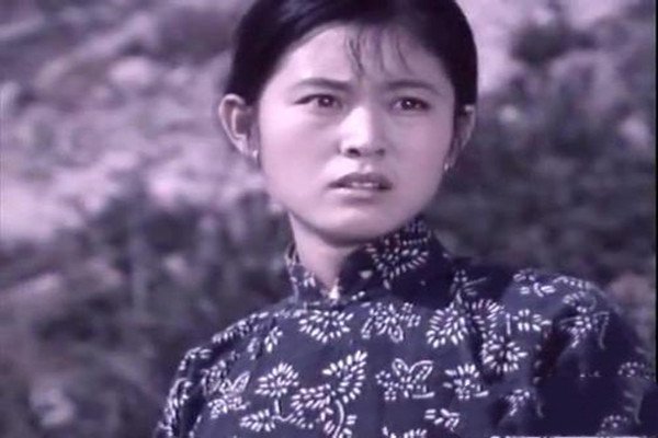 倪萍|倪萍孤身惊现机场，蒙面打扮，气势强大