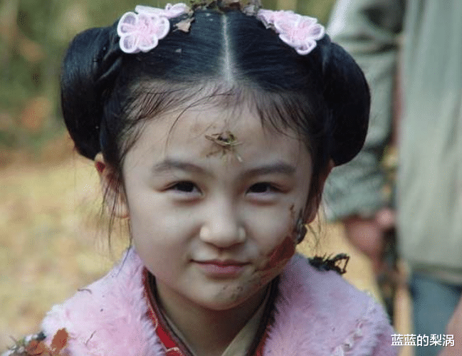 成龙|她6岁被成龙抱上春晚，14岁因长相被吐槽，现状打脸众网友