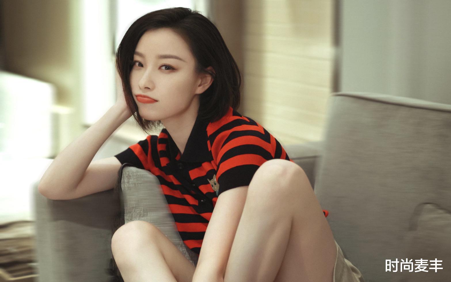 时尚麦丰|倪妮33岁生日写真释出，猫咪刺绣polo条纹衫，笑起来治愈又温暖