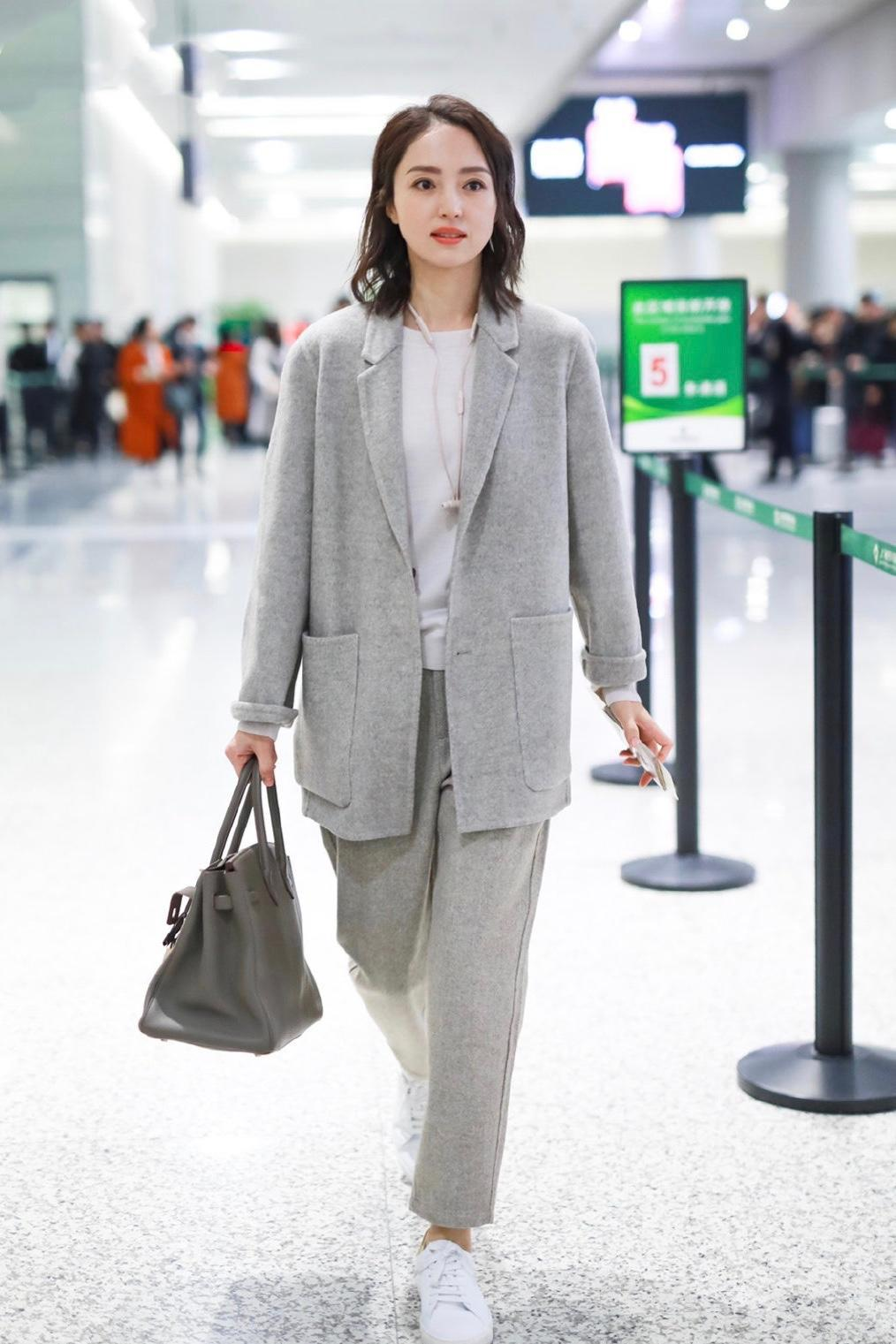 何有强 董璇可真是太清纯了，穿白衬衫故意把领口拉低，美的和仙女一样！