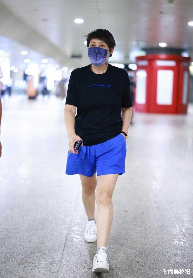 时尚美妆妞|张凯丽真不是普通的“老人”，穿T恤配沙滩裤，拎10万包真豪气