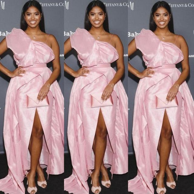 当家主母|单身富婆瓦妮莎和大女儿现身电影首映礼！39岁守身如玉却韵味十足