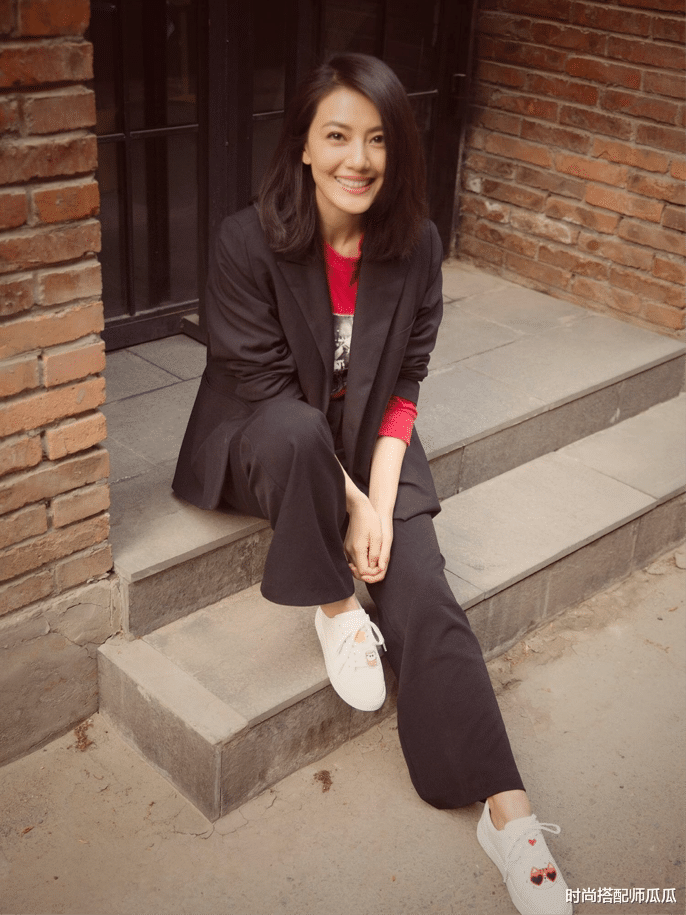 穿衣搭配|?高圆圆真是一点没变，简单毛衣配短发都美得惊艳，哪像42岁阿姨