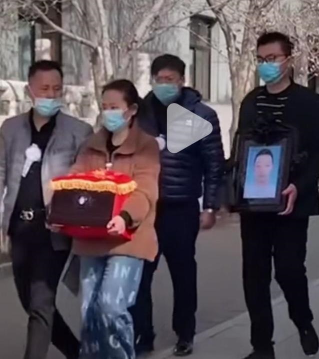 姚策|错换人生主角郭威手捧姚策相片离开殡仪馆：不是亲兄弟胜似亲兄弟！