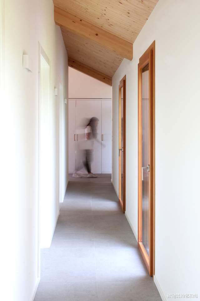 两个平行体量组成的住宅：在错开的组合中从容应对场地环境