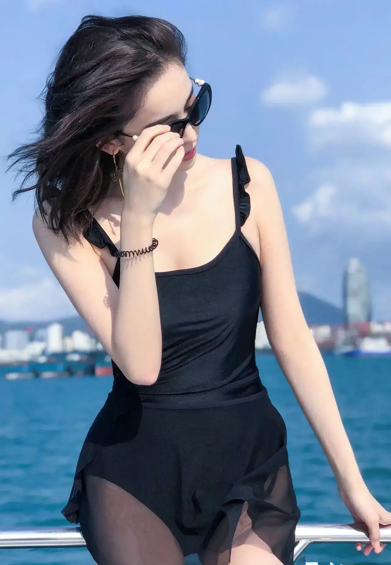 古力娜扎|古力娜扎穿泳衣在海边拍大片，皮肤白皙身材超好，网友：太美了！