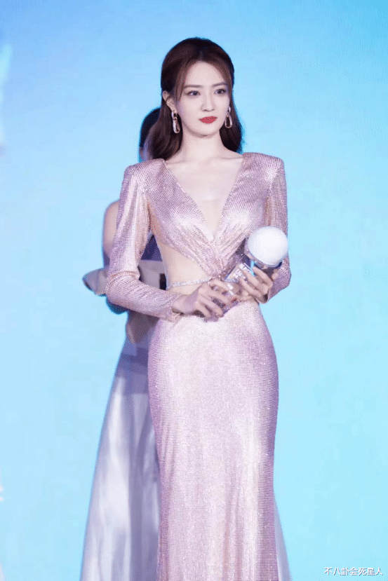 周冬雨|女星红毯露腰众相，周冬雨贴膏药，小花堆出赘肉，关晓彤太尴尬了