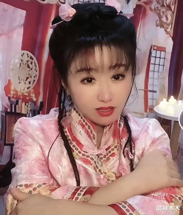 紫薇|紫薇模仿者怕被告改名，直播不敢要礼物，观看人气大跌哽咽落泪