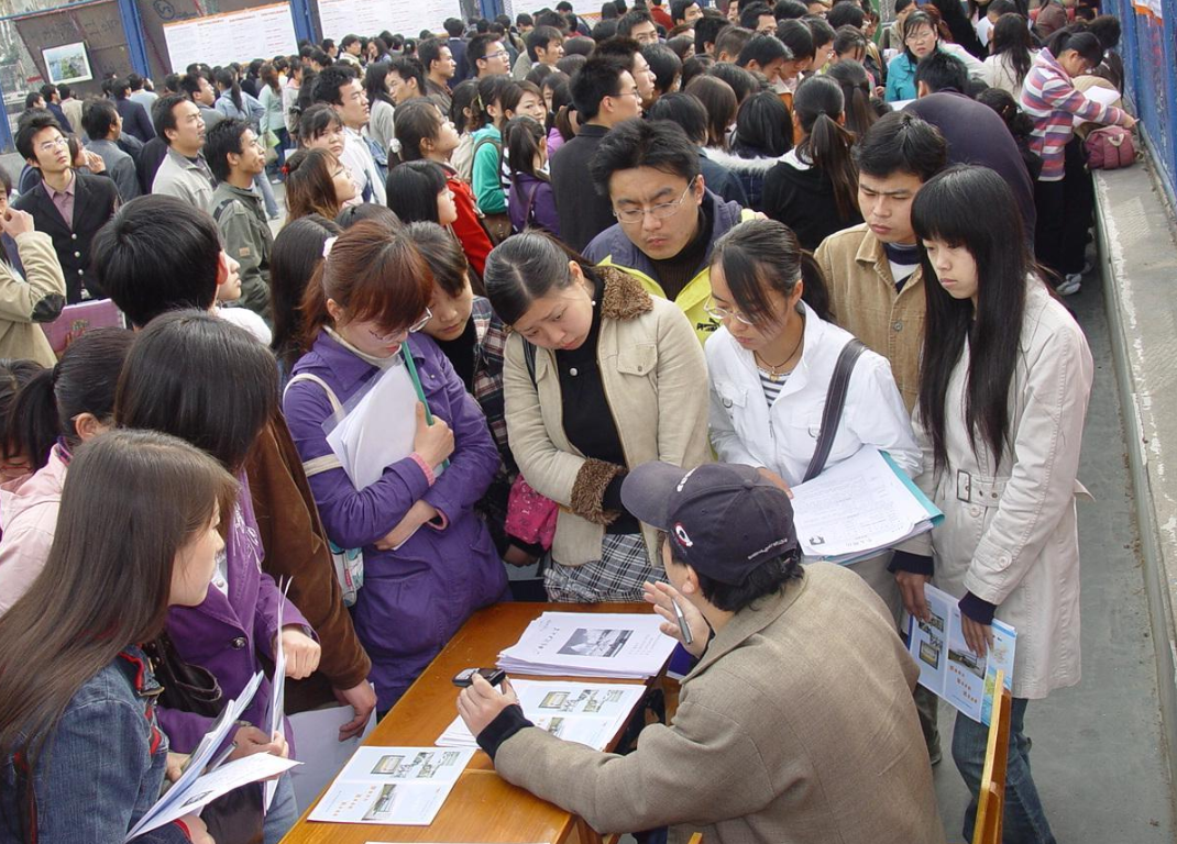 退休|下面哪些女生职业你不愿娶?幼师、护士还是女律师?