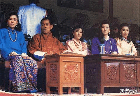 不丹老國王和兒子站一起像兄弟，娶4個親姐妹，生下5朵雪域金花-圖4