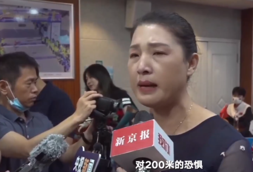 建军节|张雨霏妈妈，对她有着巨大的影响，妈妈亮相的时候，这颜值绝了