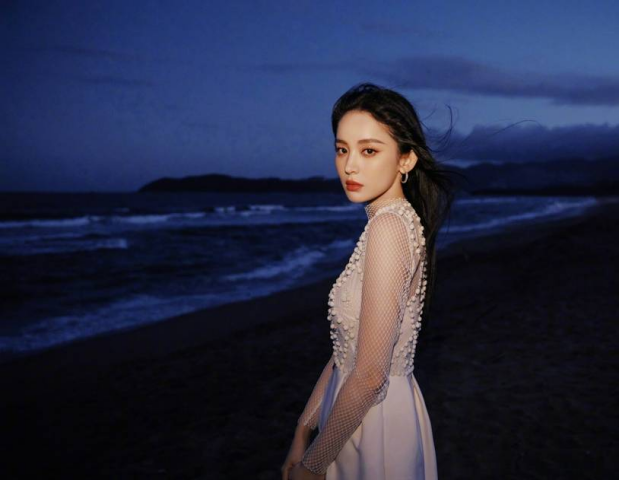 古力娜扎|娜扎晒海边性感美照，穿珍珠渔网短裙秀美腿，眼神迷离五官精致