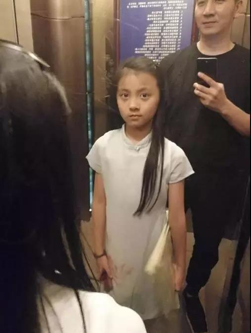 子莘情感屋|林某斌爱不爱3个孩子？女儿合影中的身体姿势，可以看到答案