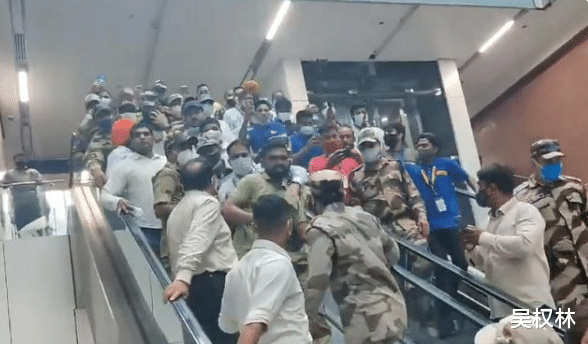 火爆！印度首金得主回國，群眾不戴口罩擠滿機場，現場混亂起沖突-圖4