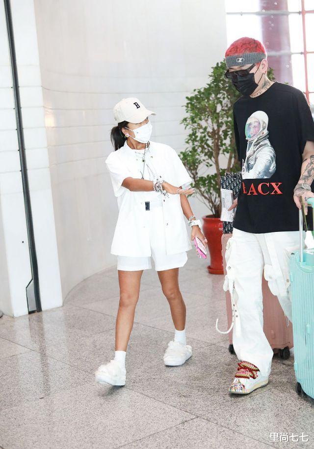 吉克隽逸|恋爱实锤!吉克隽逸首次带男友走机场,向190男友撒娇炫耀美甲