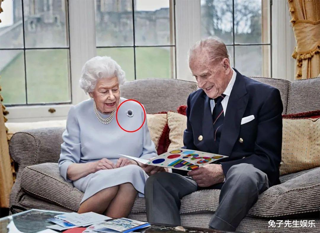95歲女王戴鐵線蓮胸針，向100歲丈夫發送信號，思念之情太濃鬱-圖4