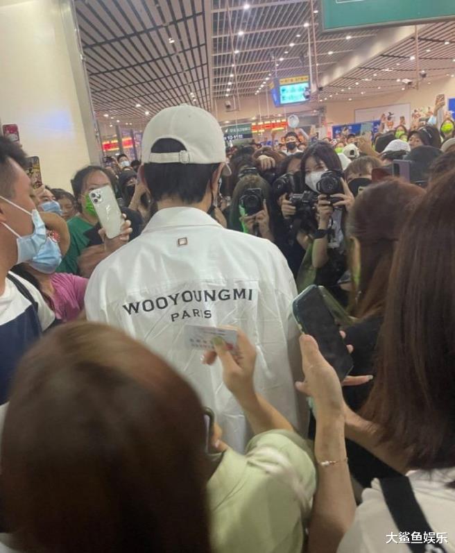 刘晓庆|成毅现身高铁站女粉丝也是非常疯狂，粉丝看见爱豆都走不动了