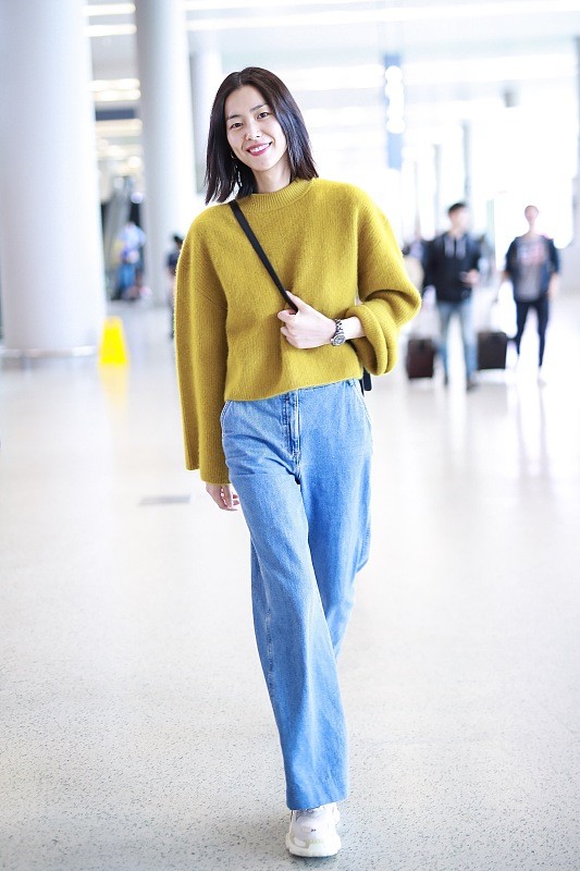 BiuVogue|超模刘雯真的很开放，在外国红毯上穿的很惹眼，秀出骨感好身材