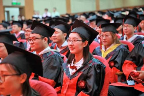 大学|“双非”女博士苦读18年却求职无门，只能在家带孩子，现实太无奈