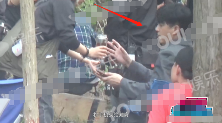 靳东|靳东片场抽雪茄被偷拍，吞云吐雾姿势老练，身穿西装精神状态佳