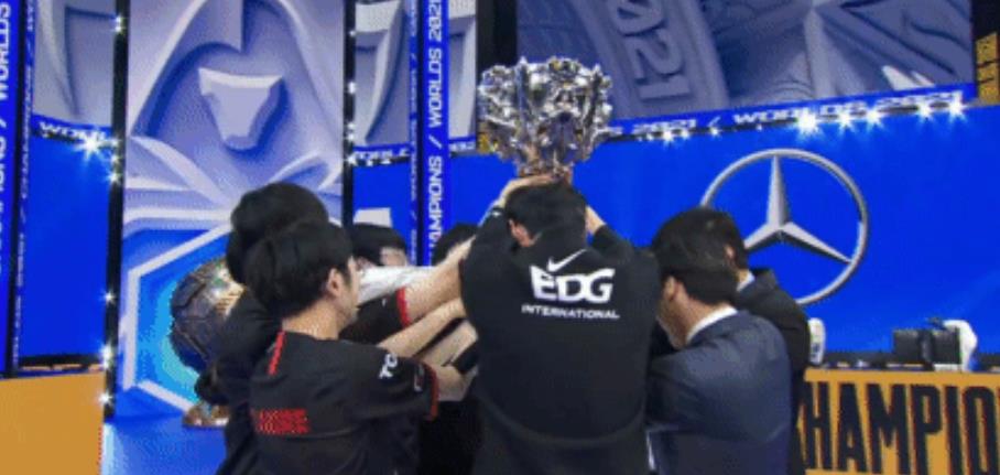 edg战队|有牌面！EDG夺冠创历史，央视发贺电，登热搜第一，这夜熬得值了