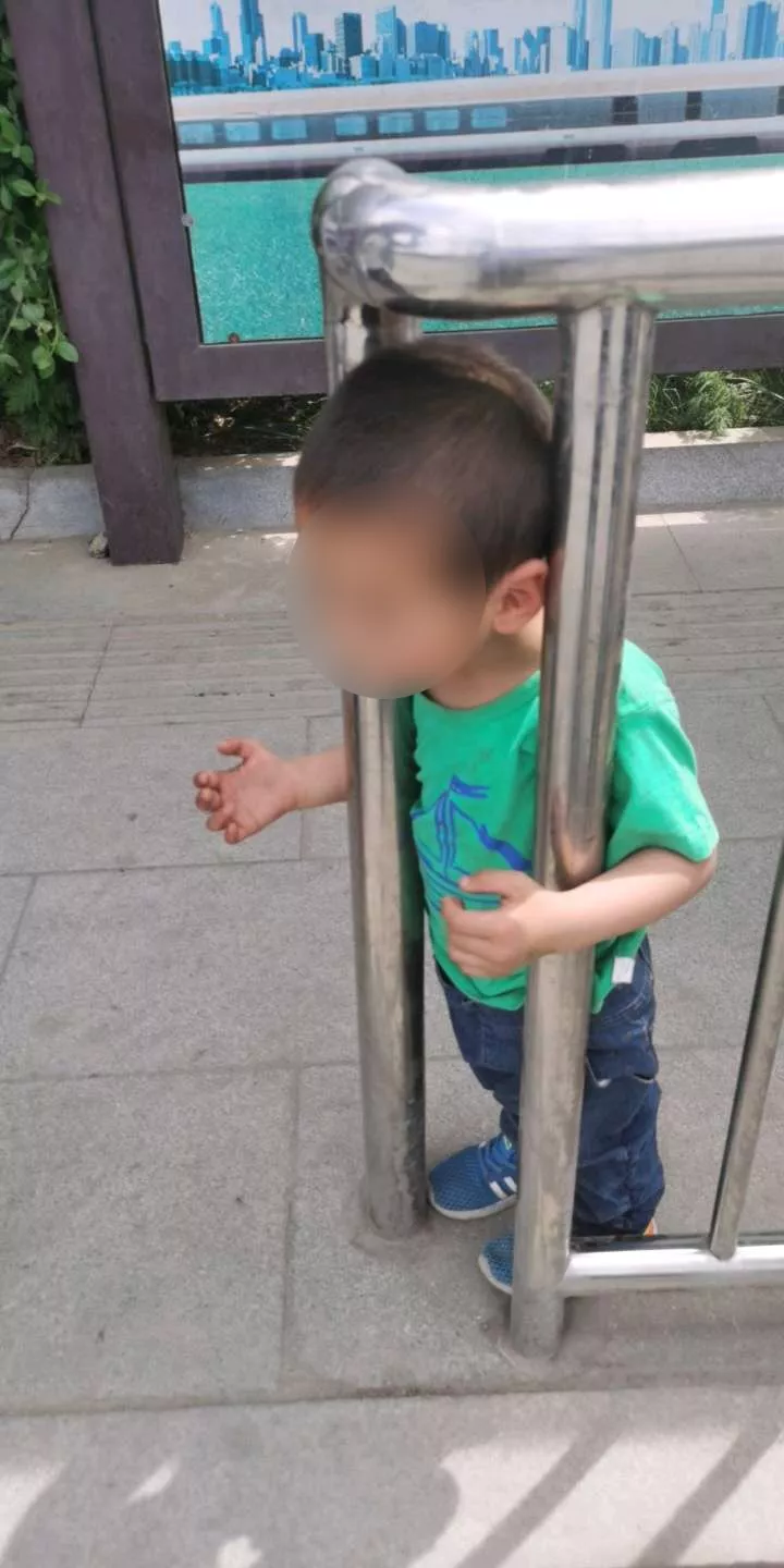 记摄人间 2岁男童头卡护栏,北京房山警方火速营救,请家长一定注意