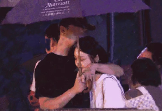 郑爽|郑爽自曝首次见孩子细节：他们都哭了，女儿在我怀里睡着