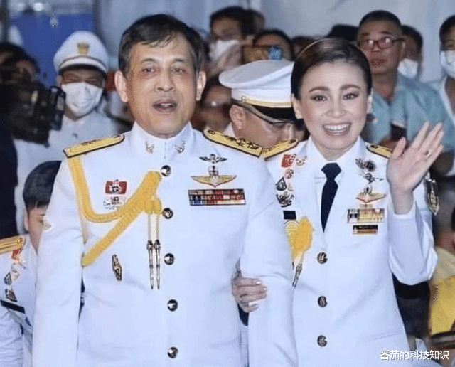 诗妮娜|43岁苏提达大势已去，诗妮娜亮相团体海报，同框泰王新宠提拉蓬