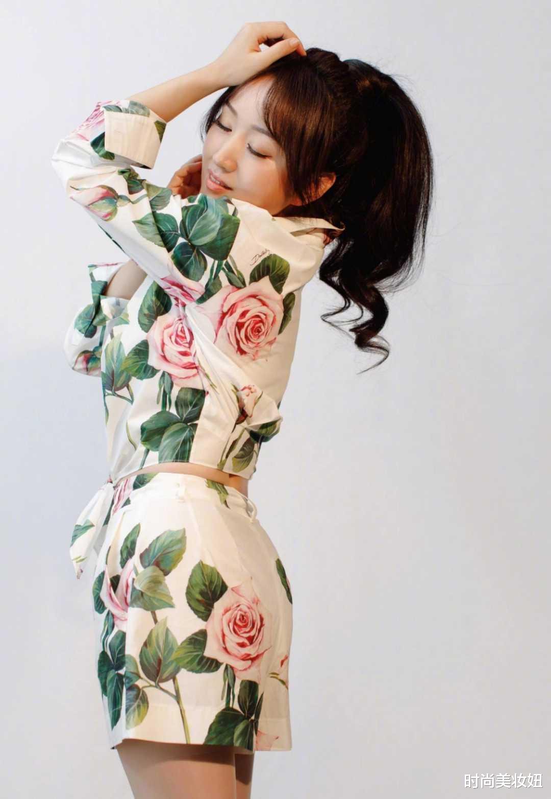 穿衣搭配|49岁杨钰莹到了大妈的年纪,穿印花衬衫配高马尾,却像20岁少女