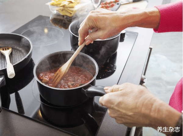 百香果|38岁男子坚持早睡5年,肺结节癌变,医生:晨起1习惯,等于“自残”