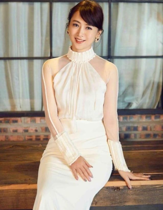 翁虹|52岁翁虹晒出健身美照，年龄挡不住的魅力，风采不减当年！