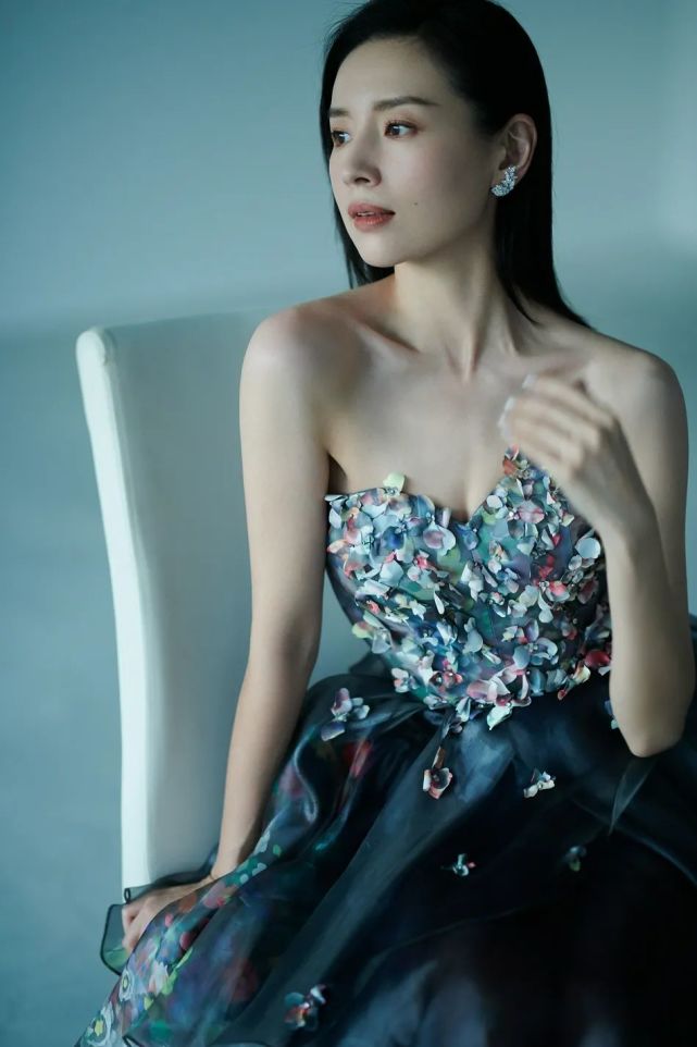 王俊凯|41岁董洁褪去青春年华，如今的她越来越女人味十足，性感迷人，网友赞