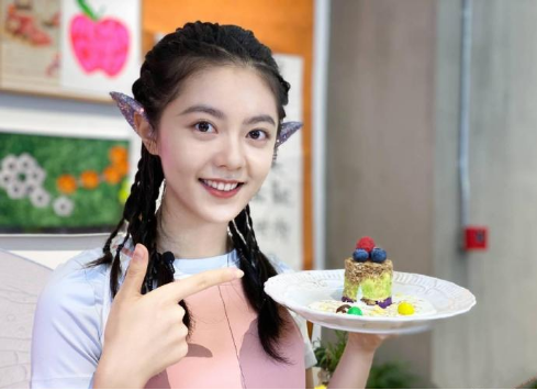 吴亦凡|吴亦凡绯闻女友曝光，两人被拍亲密互动撒狗粮，接替关晓彤“国民闺女”称号