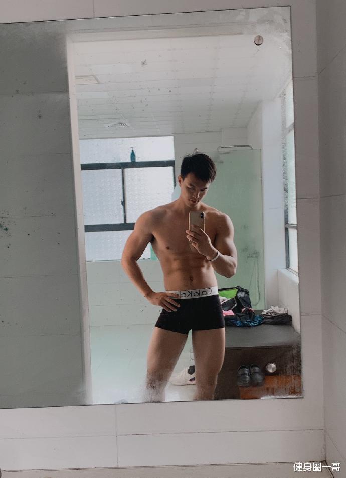 健身圈一哥 28岁肌肉小哥哥，撩起衣服就是腹肌，一看就是健身房挥汗如雨的结果！